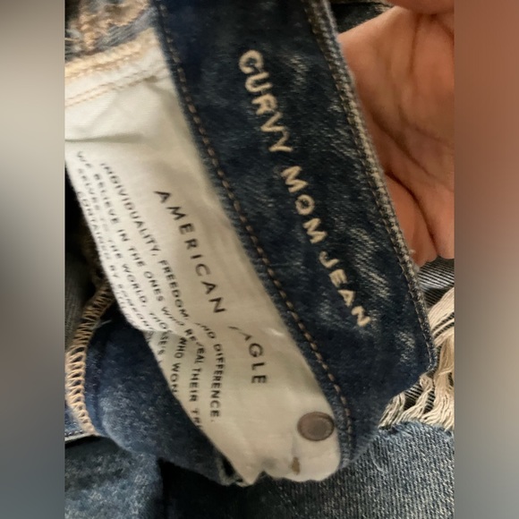 American Eagle Stretch Ripped Curvy Mom Jeans SHORT - Picture 4 of 7
